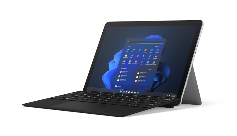 Surface Go 3 i platin med sort Type Cover i laptoptilstand fra et sideperspektiv 