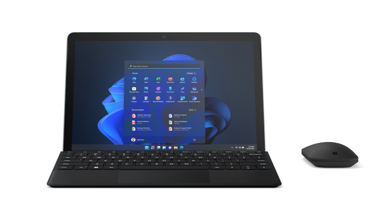 Das Surface Go 3 in Platin inklusive Type Cover sowie Maus in Schwarz im Laptop-Modus in der Frontansicht 