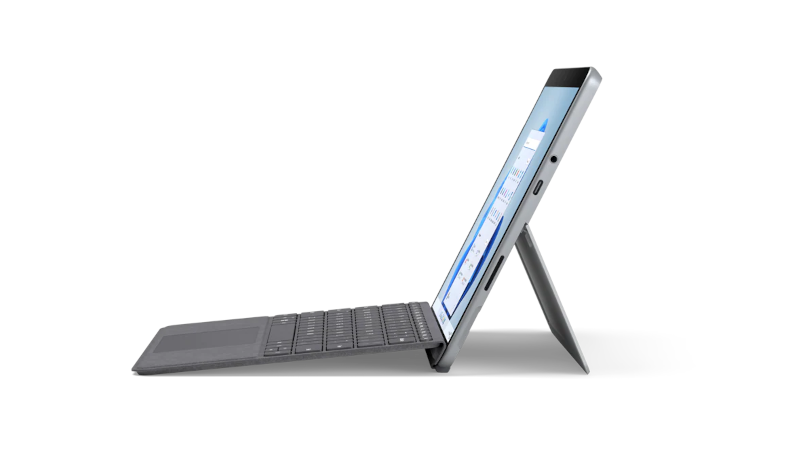 La Surface Go 3 avec Type Cover en platine d'une perspective latérale