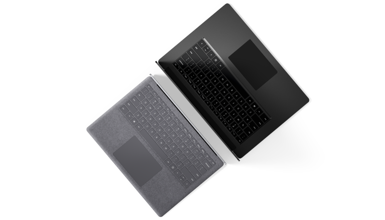 Eine Draufsicht zweier Surface Laptop 4 in zwei verschiedenen Groeßen, die mit der Rueckseite zueinander gedreht sind