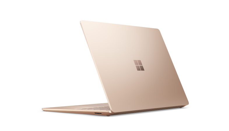 Der Surface Laptop 4 in Sandstein ist aufgeklappt von der Rueckseite aus zu sehen