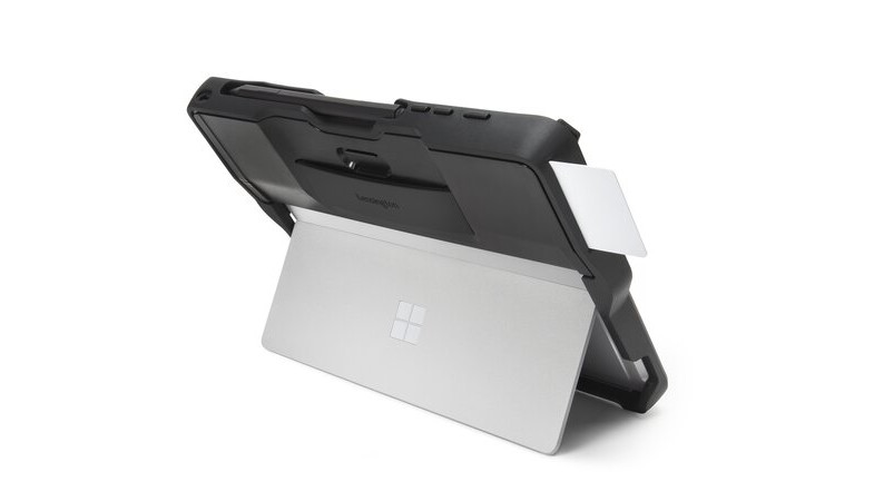 Die Rückseite des BlackBelt mit CAC Kartenlesegerät für und mit dem Surface Go 