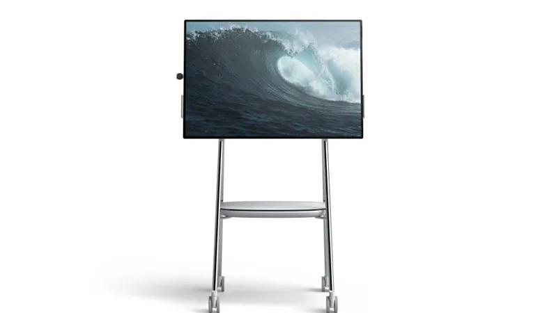 Das Surface Hub 2 horizontal ausgerichtet auf dem Steelcase Roam Rollständer 