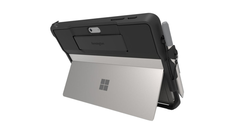 Das Surface Go 2 in der Kensington BlackBelt™ Robusten Schutzhülle für Surface™ Go/Go 2 von der Rückseite 