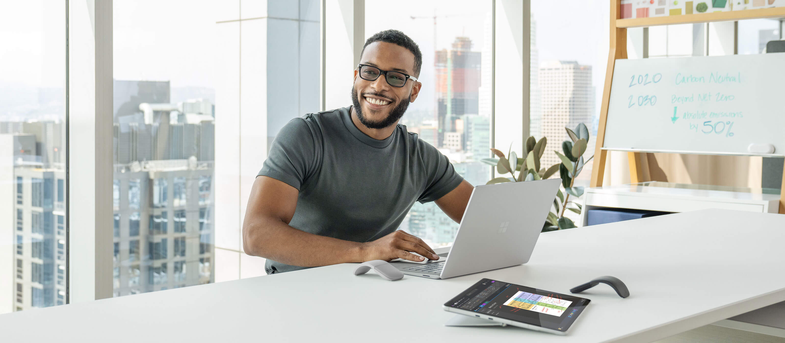 Ein Mann arbeitet an einem Surface Laptop 5 