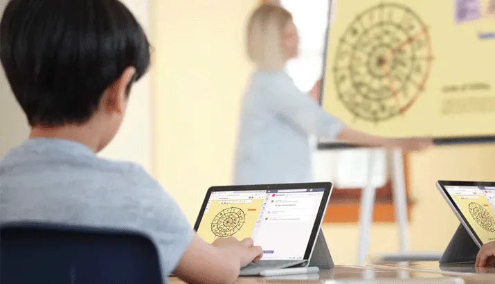 Die Schüler bekommen das Tafelbild auf Ihre Surface Go gespiegelt und können mit dem Surface Classroom Pen 2 Notizen hinzufügen