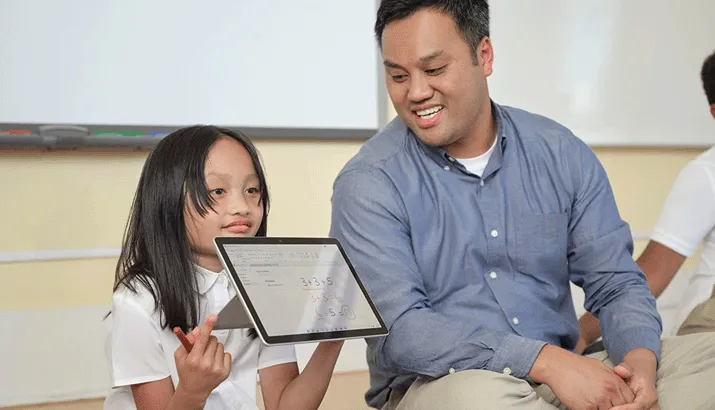 Eine Präsentation einer Schülerin, welche der Classroom Pen 2 unterstützt