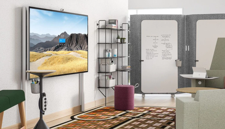 Das Surface Hub 2S 85 mit dem Steelcase Roam™ Floor Supported Wall Mount in einer Büroumgebung 