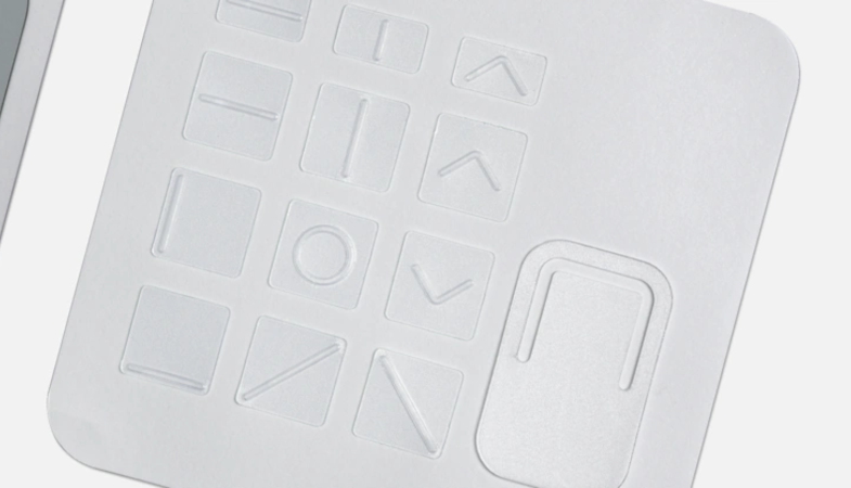 Et nærbillede viser tastlabels og tastpåsætter i Surface Adaptive Kit