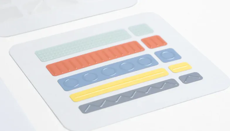 Eine Detailaufnahme zeigt die Anschlussbeschriftungen des Adaptiven Surface-Kit