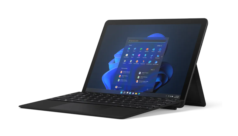 Das Surface Go 3 in Mattschwarz inklusive Type Cover in Schwarz  im Laptop-Modus aus seitlicher Perspektive 