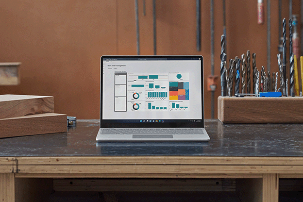 Vorderansicht auf einen platinfarbenen Surface Laptop Go 2 der auf einem Schreibtisch steht