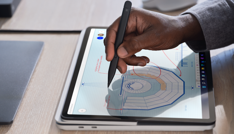 Eine Person arbeitet mit dem Surface Slim Pen 2 auf dem Display des Surface Laptop Studio an einer Grafik in Microsoft Whiteboard