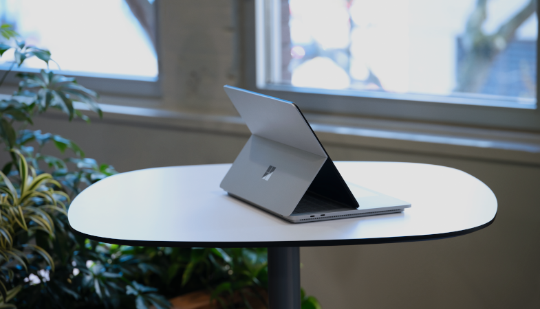 Ein Surface Laptop Studio steht im Bühnen-Modus auf einem Tisch 