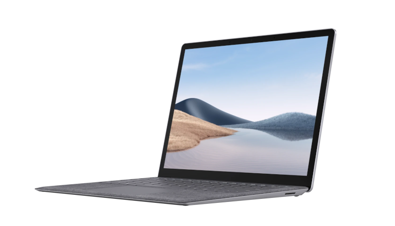 Le Surface Laptop 4 en couleur sable est ouvert et visible d'une perspective latérale avec un coeur bleu à gauche de la Surface sur lequel est écrit NEW