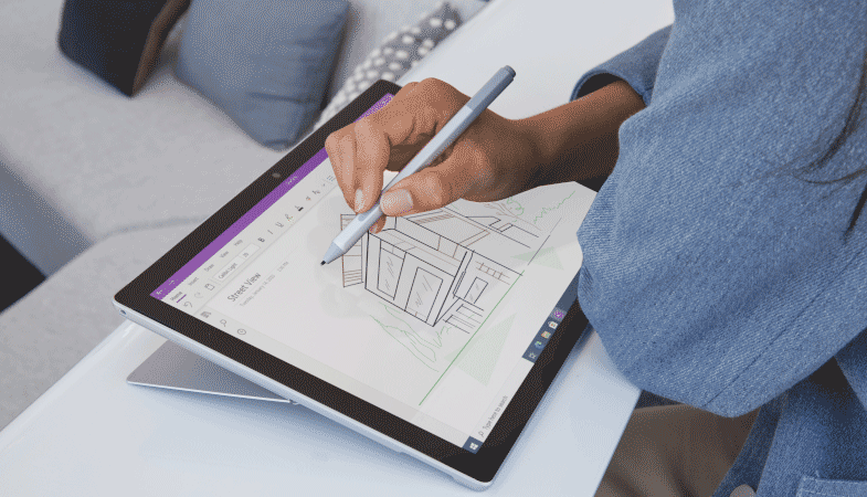 Une personne dessine sur une Surface Pro 7 Plus dans le mode studio avec le Surface Pen