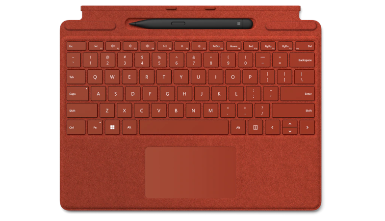 Eine Gesamtansicht des Surface Pro Signature Keyboard mit Slim Pen 2 in Mohnrot