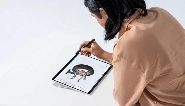 En person arbejder på en 3D-visualisering med en Surface Slim Pen 2 på en Surface Pro