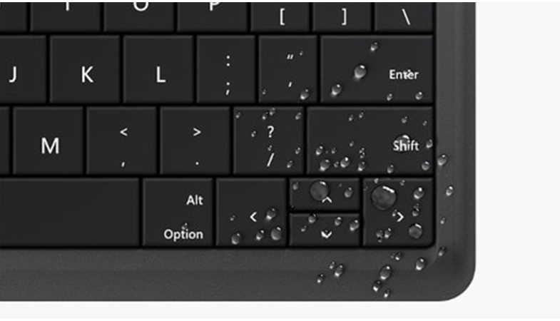 Une vue détaillée du clavier pliable universel Microsoft avec des éclaboussures d'eau