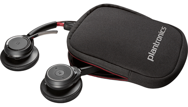 Das Voyager Focus UC USB-C Headset inklusive einer schwarzen Transporttasche