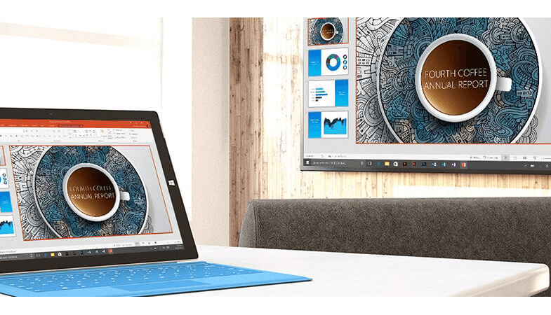 Microsoft Wireless Display Adapter forbinder trådløst en Surface Pro til en projektor, der projicerer en præsentation på en væg i et konferencelokale