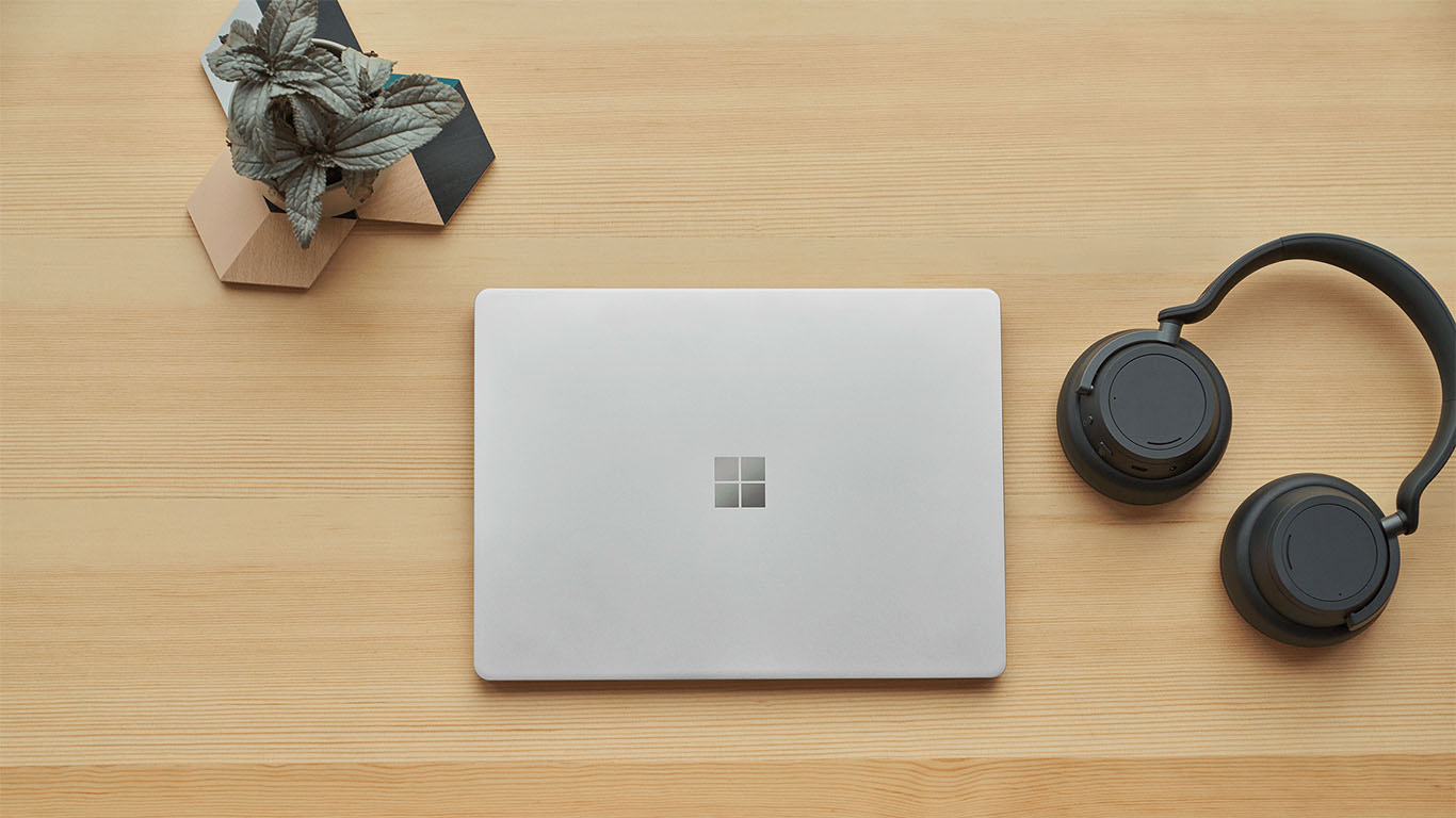 Vogelperspektive auf einen platin Surface Laptop Go 2 auf einem Schreibtisch