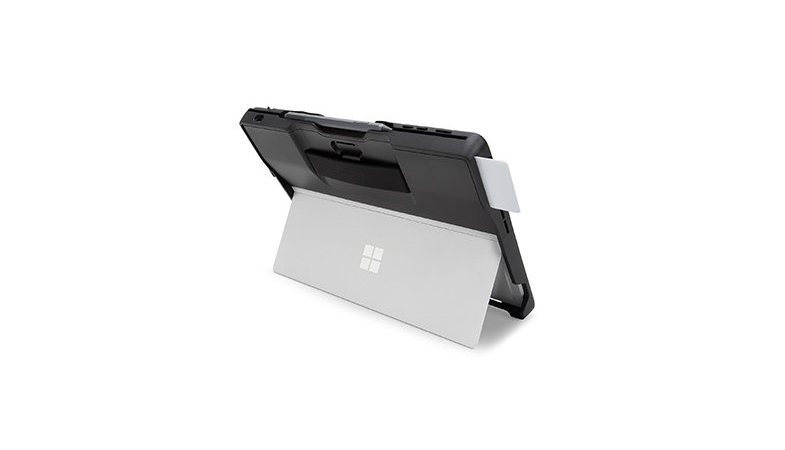 Der geöffnete Kickstand des Surface Pros mit BlackBelt für Surface Pro mit CAC Kartenlesegerät 