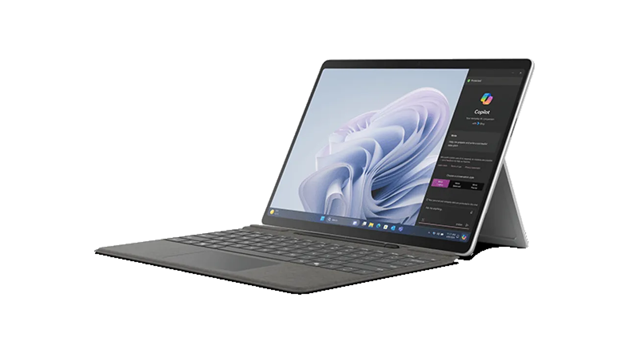 Das Surface Pro 10 in Platin aus der Schrägperspektive