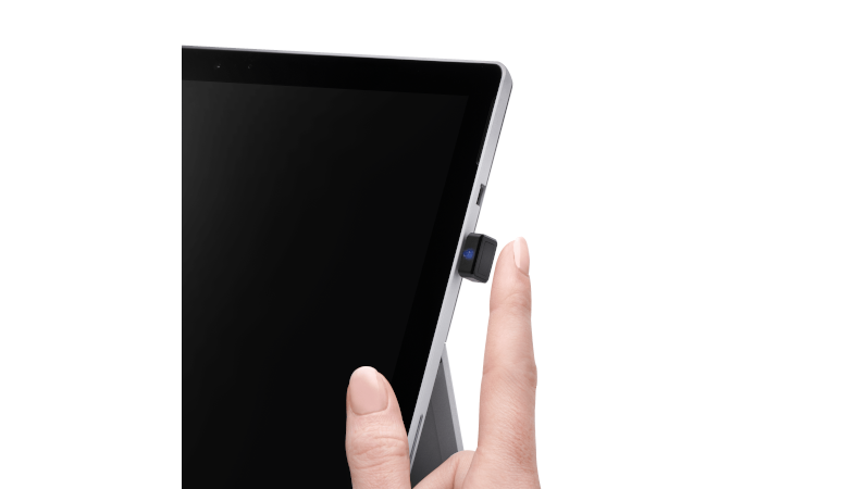 Jemand loggt sich mit dem Kensington VeriMark Fingerprint Key "Designed for Surface" am Surface Pro ein 