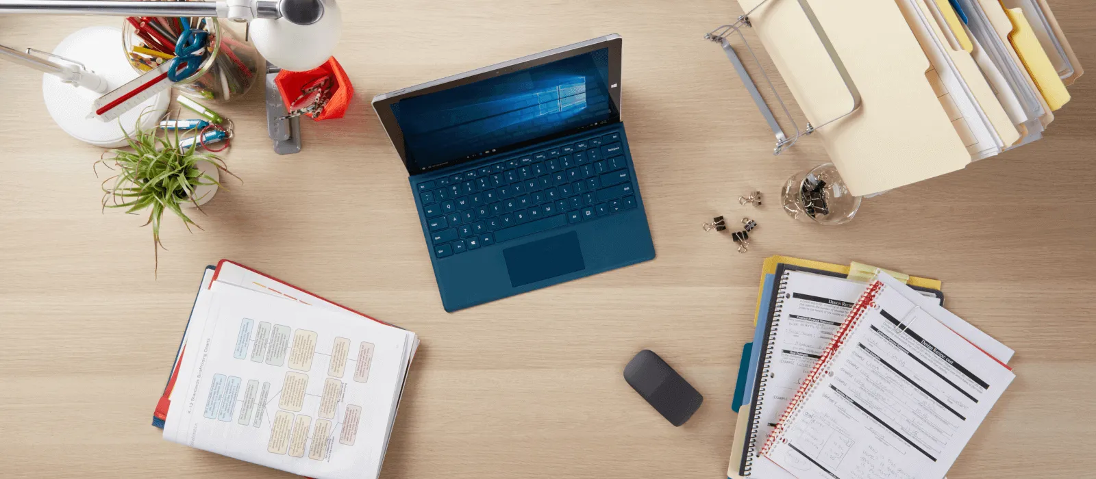Vogelperspektive auf einen Surface Laptop der auf einem Schreibtisch steht