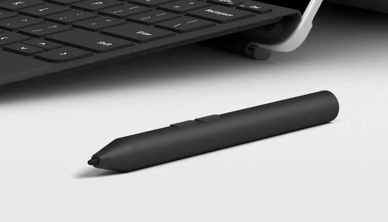 Die Tasten am Classroom Pen helfen bei der Navigation Der Classroom Pen mit dem Rand des Surface Go und Type Cover in Schwarz im Hintergrund