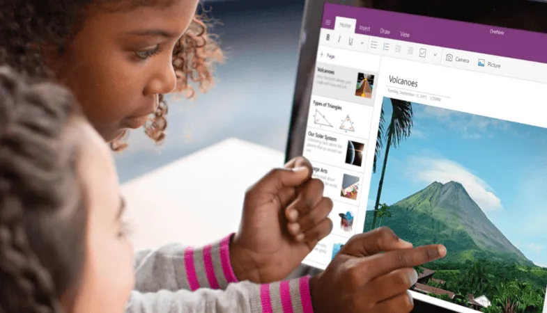Ein Kind tippt mit dem Zeigefinger auf das Display des Surface Go, auf dem OneNote geöffnet ist