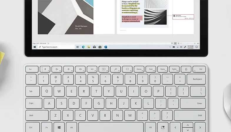 Surface Tablets mit dem Microsoft Designer Compact Keyboard zu einem vollständigen Laptop machen Das Microsoft Designer Compact Keyboard in Gletscher liegt unterhalb eines Surface Pro
