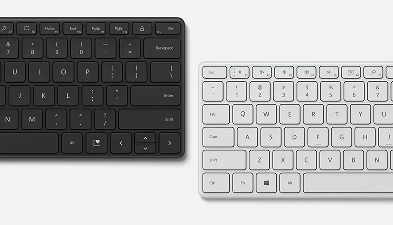 Das Microsoft Designer Compact Keyboard in Mattschwarz und Gletscher nebeneinander