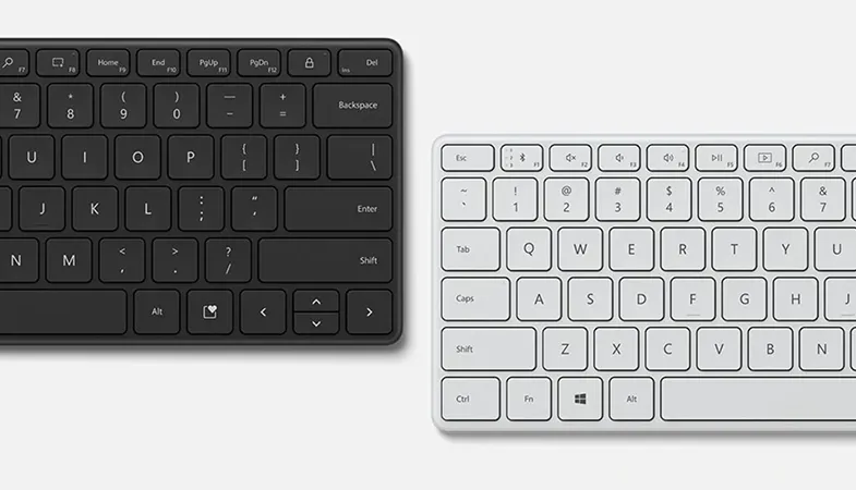 Den modernen Arbeitslatz mit dem Microsoft Designer Compact Keyboard individuell gestalten Das Microsoft Designer Compact Keyboard in Mattschwarz und Gletscher nebeneinander