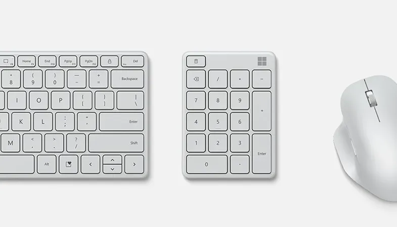 Das Microsoft Number Pad liegt zwischen dem Microsoft Designer Compact Keyboard und der Microsoft Bluetooth® Ergonomic Mouse