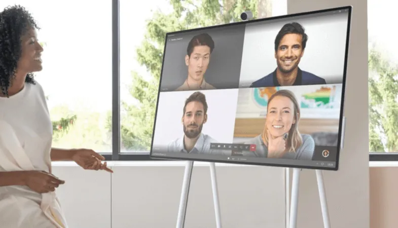 Start meetings flexibly and wherever you are using the APC Charge Battery A person ist participating in an online meeting using the Surface Hub 2S
