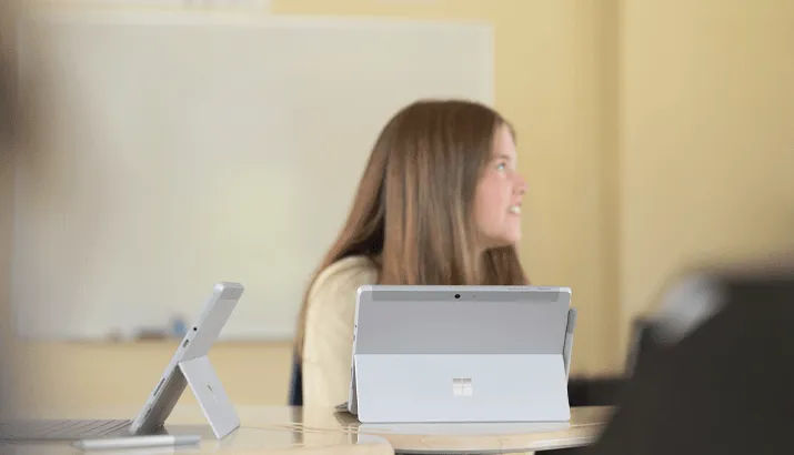 The Surface Classroom Pen 2 is universally applicable for pupils and students A student works with the Surface Go and a Surface Classroom Pen 2