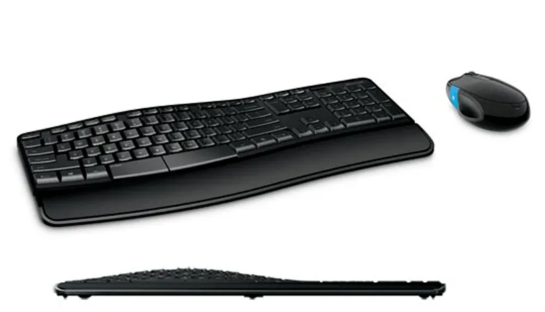 Die Sculpt Comfort Desktop Tastatur in der Gesamt- sowie Seitenansicht mit Sculpt Comfort Maus 
