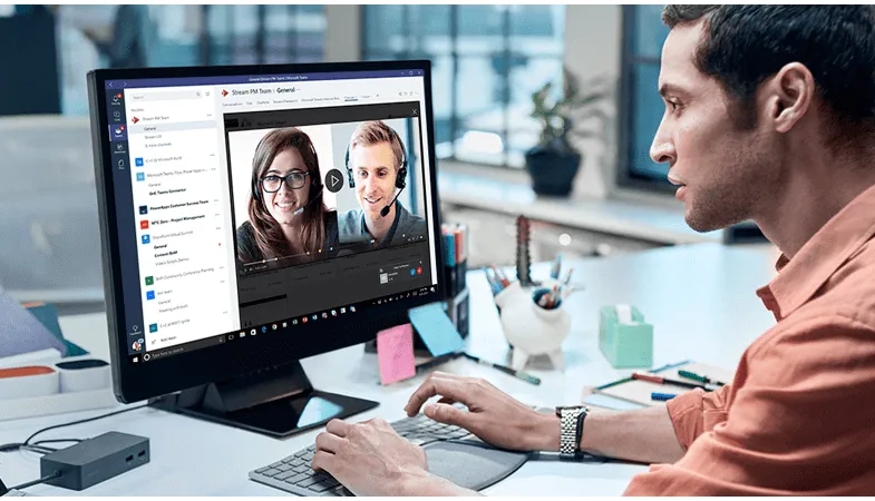 Sculpt Comfort Mouse workplace  A man works at a desk, a video call in Microsoft Teams is visible on his desktop screen