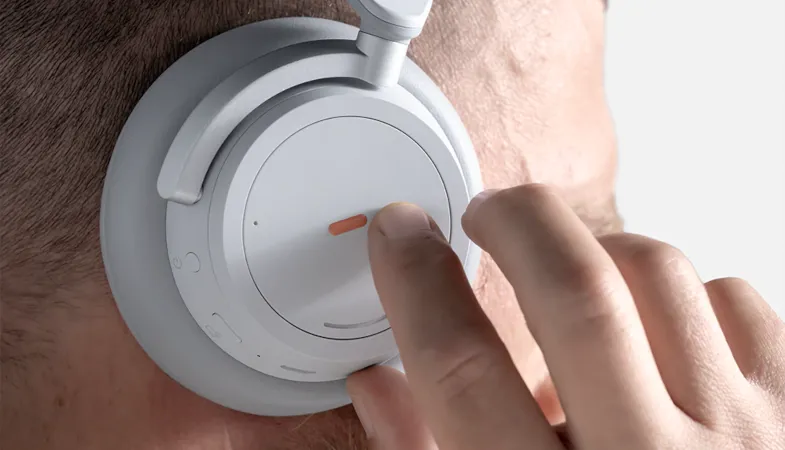 Surface Adaptive Kit suitable for accessories A close-up shows a person wearing Surface Headphones on his head with a 3-dimensional bump label on them