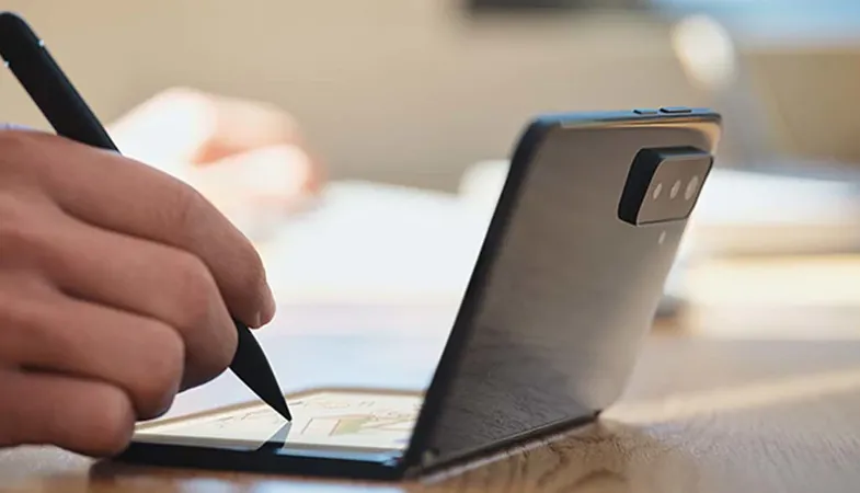 En person tegner med Surface Slim Pen 2 i en app på Surface Duo 2