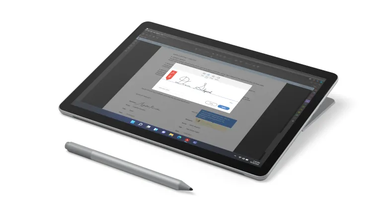Eine Draufsicht zeigt das Surface Go 3 im Studio-Modus, vor dem ein Surface Pen in Platin platziert ist