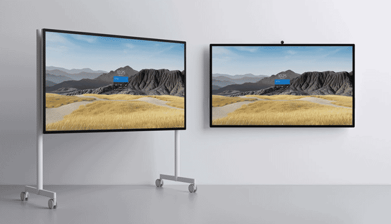 Deux Surface Hub 2S comme modèle à 85 pouces, l’un d’eux est posé sur le support mobile, un autre est accroché au mur