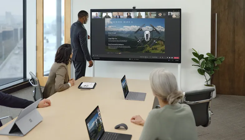 Eine Produktpräsentation über Microsoft Teams in einem Meetingraum unterstützt von der Surface Hub Smart Camera