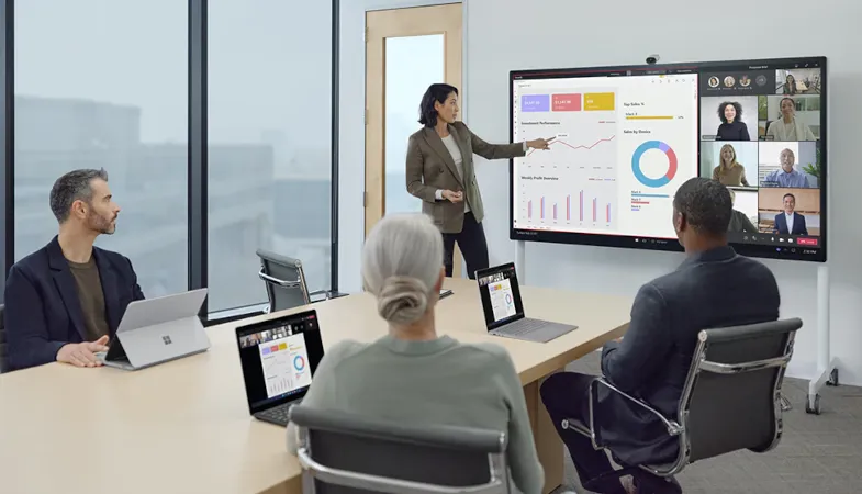 Ein Meeting mit Diagrammpräsentation über Microsoft Teams unter Nutzung der Surface Hub Smart Camera