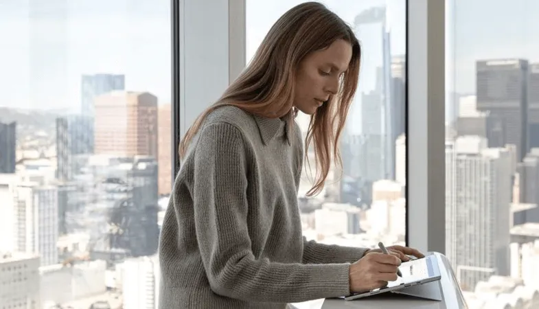 Mit dem Surface Pen auf den Surface-Geräten arbeiten Eine Frau tippt mit dem Surface Pen auf das Display vom Surface Pro