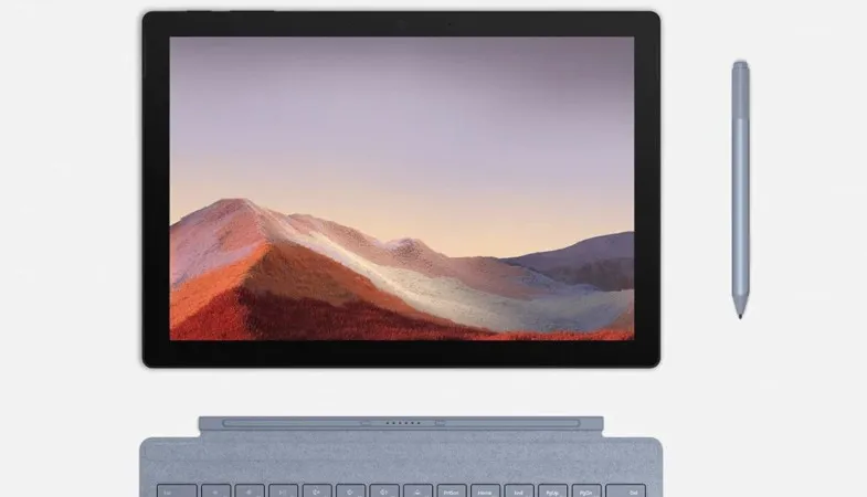 Das Surface Pro neben dem Surface Pen und dem Signature Type Cover