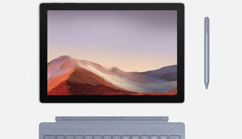Der Surface Pen kann mit verschiedenen Surface-Geräten verwendet werden Das Surface Pro neben dem Surface Pen und dem Signature Type Cover