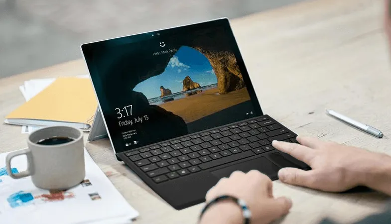 Bequemer Anmeldevorgang über den Fingerabdruck mit dem Surface Pro Type Cover mit Fingerabdruck-ID Eine Person arbeitet an einem Surface Pro mit Signature Type Cover mit Fingerabdruck-ID